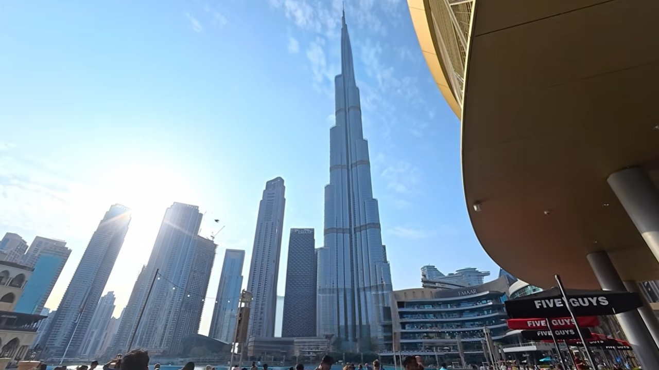 伊朗戰事爆發後，杜拜旅遊經濟大受影響。圖為從杜拜購物中心看全球最高樓、828公尺的哈里發塔。圖／翻攝自 Paul Drive YT頻道