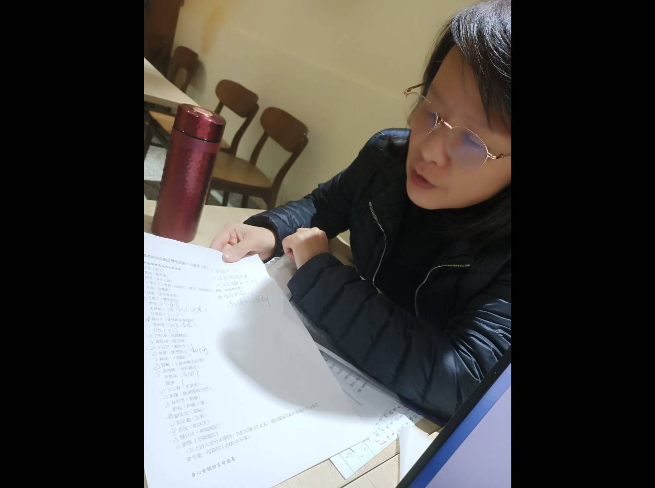 北一女中教師區桂芝說明新書當中未納入的文學大家。圖/記者簡立欣攝