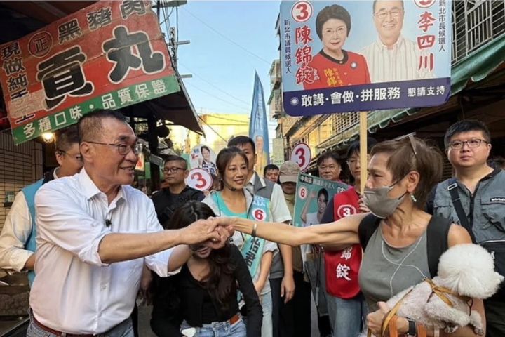 李四川傍晚前往中和連城路黃昏市場拜票,沿途逐一向攤商與採買民眾握手問候。圖/李四川競辦提供