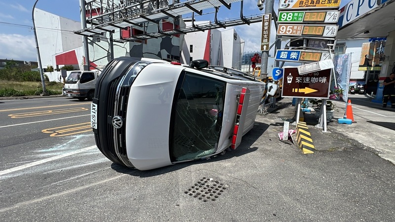 1輛救護車在載送病患時與小客車發生對撞事故。圖/中央社