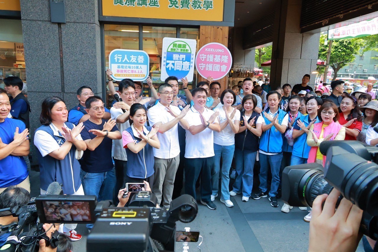 前台北市長郝龍斌抨擊民進黨，意圖藉由罷免基隆市長謝國樑，作為展開明年一系列罷免藍營立委的熱身。圖/取自郝龍斌臉書