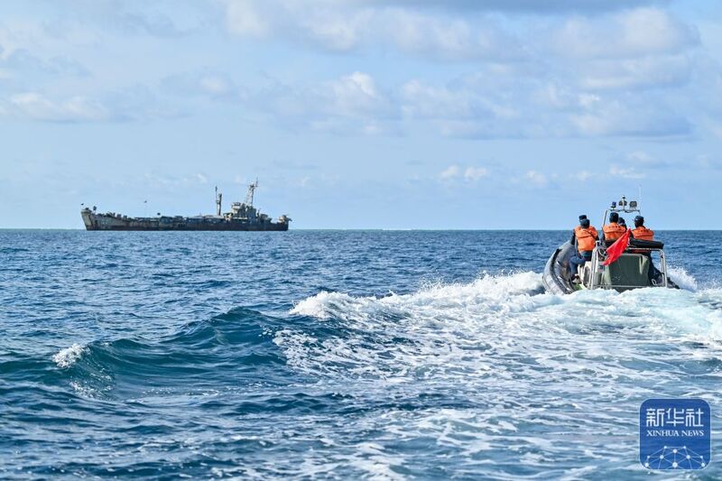 中國海警局赤瓜艦執法員5月前往菲律賓「坐灘」軍艦附近巡查。圖/取自新華社