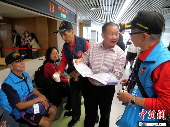 湖里區委台港澳辦主任方旭明（右二）在辦證現場向台胞推介湖里區營商環境、惠台政策。（湖里區供圖）圖 ／取自中新網