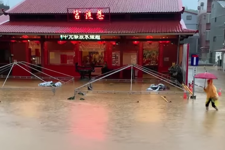 金山大豪大雨不斷道路變河川 大水灌進寺廟