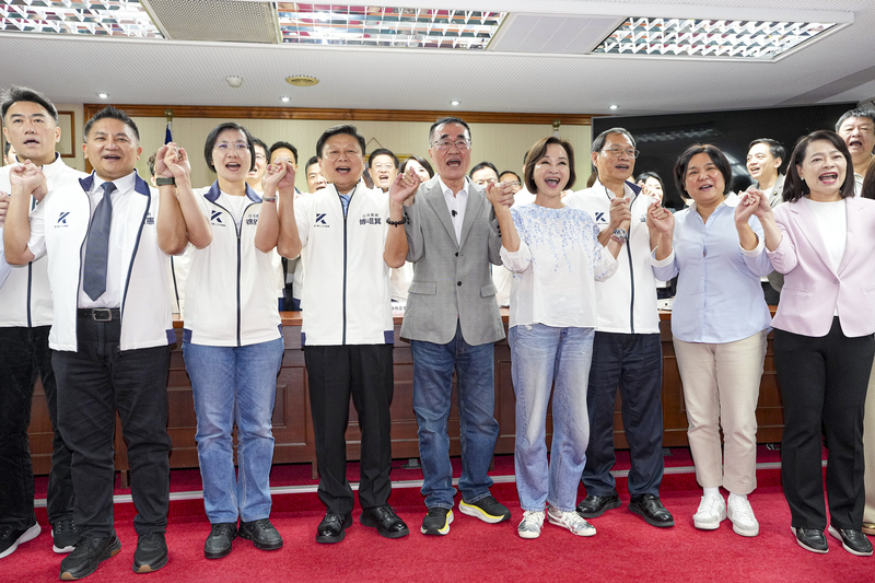 國民黨新北市長參選人李四川（前左5）21日拜會國民黨立法院黨團商討新北市重大市政建設，會中與國民黨立委牽手高喊口號並合影。圖/中央社