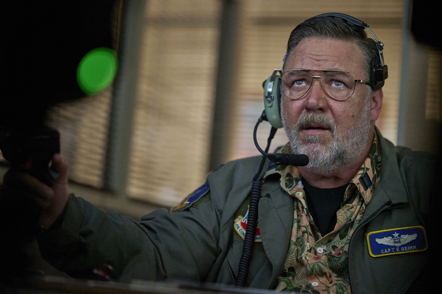奧斯卡影帝羅素克洛（Russell Crowe）演出指揮空中支援的「MQ-9死神偵察機」要救出深入敵方的特種部隊隊員。圖/車庫娛樂提供
