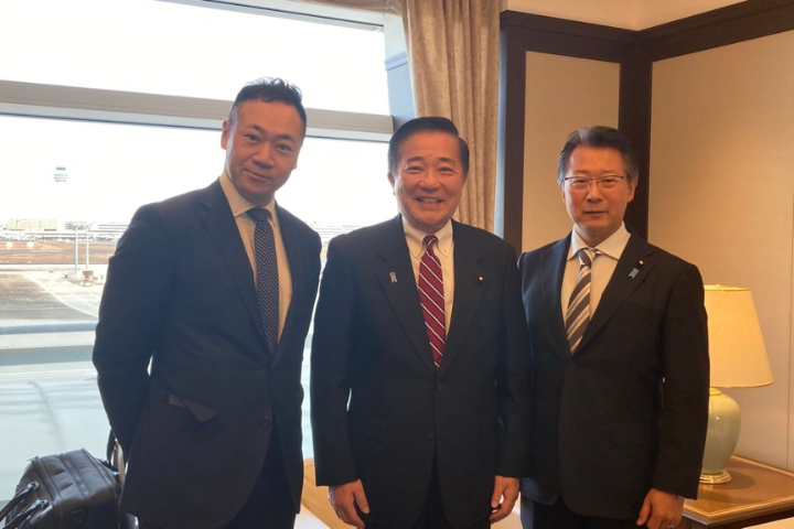 日本國會議員近期接續訪台，圖為眾議院議員左起前法務大臣鈴木馨祐、前法務副大臣神田潤一、前首相輔佐官長島昭久一同來台，21旦登機前三人合影。圖／取自長島昭久臉書