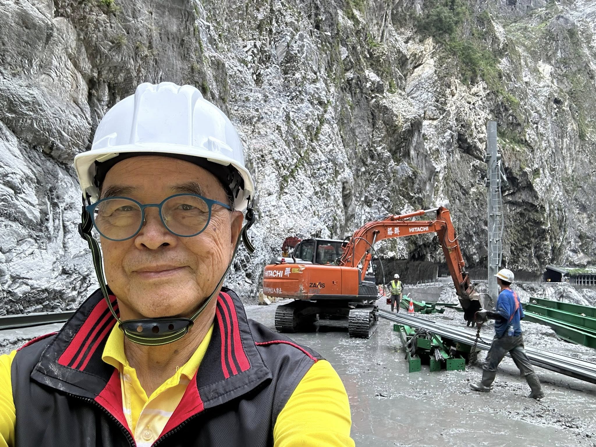 前花蓮市長葉耀輝也參選這次花蓮縣長，圖為其去年10月底於堰塞湖畔見證工程人員清洗路面。圖／取自葉耀輝臉書