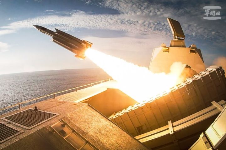 富江軍艦射擊雄風三型反艦飛彈。圖/取自軍聞社