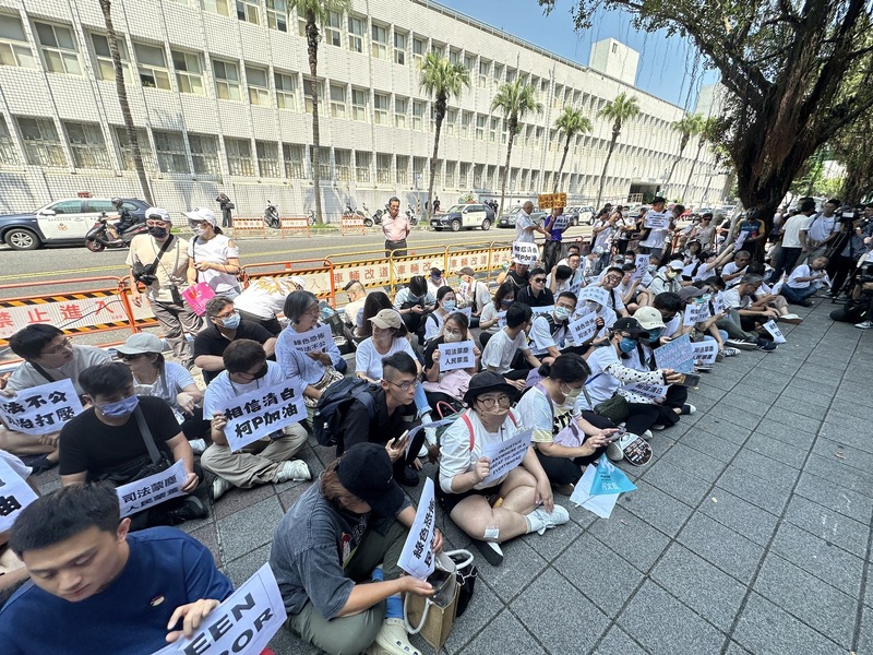 檢廉偵辦京華城案，前台北市長柯文哲31日凌晨移送北檢複訊時，拒絕夜間偵訊欲離開，被檢察官諭知當庭逮捕。柯文哲支持者上午在北檢外席地而坐，喊出「程序要正義、司法要公平、相信清白、柯P加油」口號聲援。 圖／中央社