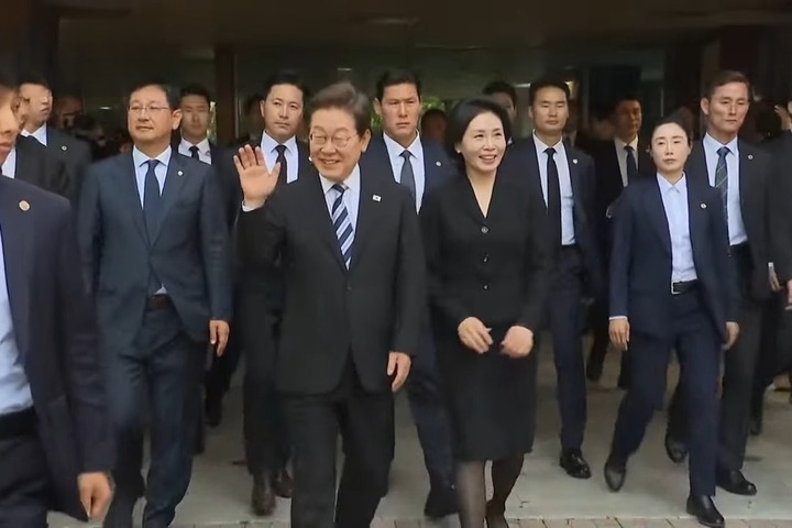李在明（揮手者）清晨偕妻子走出家門。圖/取自MBC《YouTube》官方頻道