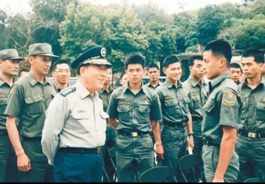 丁渝洲（左二）擔任金西師長時陪同參謀總長郝柏村巡視部隊。圖/作者提供