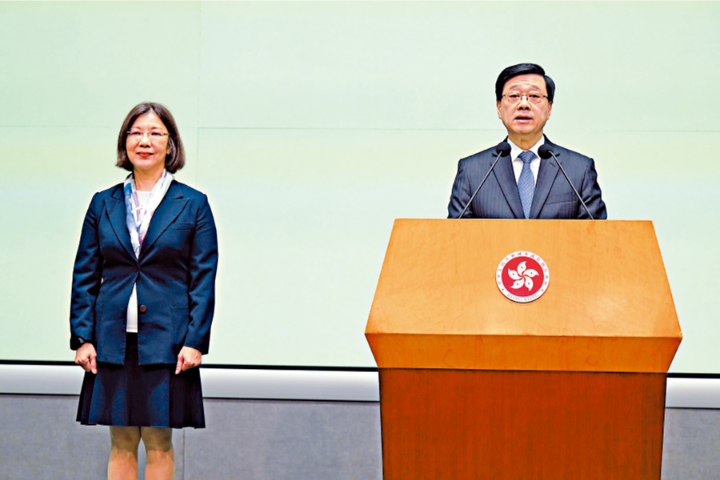 香港特首李家超（右）上月底介紹新任香港政制內地局長謝小華時表示，她上任就是要來執行香港首份的「五年規劃」。圖／取自大公文匯網