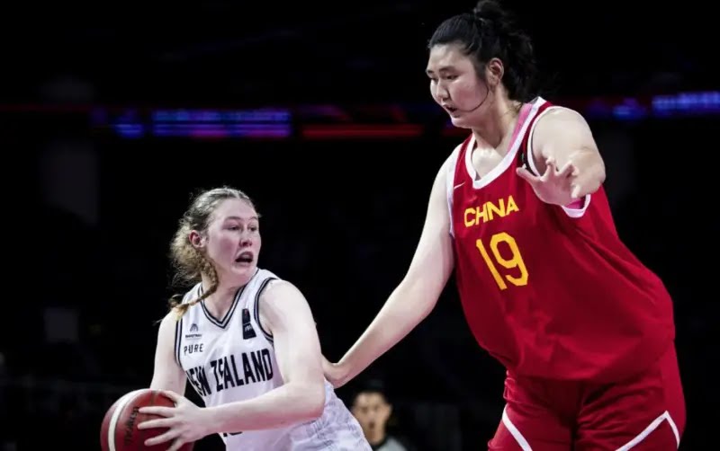 張子宇中國220公分「女姚明」首度國際賽站著就打爆紐西蘭，單場36分擊敗對手。圖/取自FIBA官網