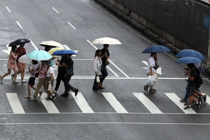 白天起東北季風減弱，水氣也減少，迎風面的大台北、東半部地區仍有局部、零星降雨。圖/取自中央社