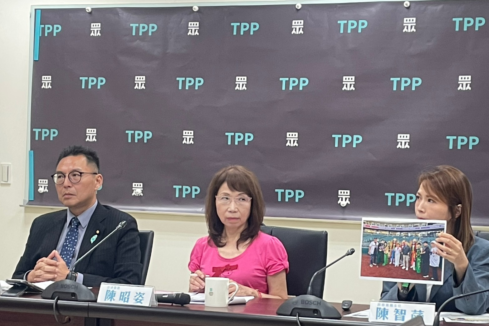 【有片】控徐佳青讓兒子冒充僑委會攝影官　民眾黨團：縱容美國丈夫開我國公務車