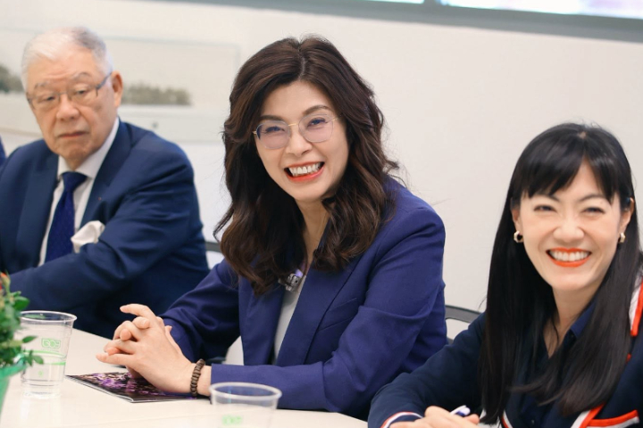 華府目前釋出的訊號很明確：願聽取不同聲音，但不代表疑慮已消除。圖為鄭麗文（中）抵華府前，在紐約皇后植物園會晤紐約州眾議員金兌錫，旁二人為國民黨訪團成員。圖/取自鄭麗文臉書