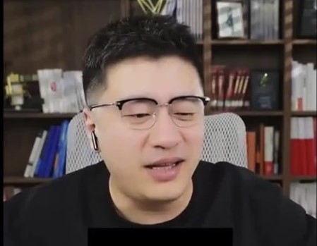   張雪峰生前最後一場直播，狀態已有異樣，包括眼睛浮腫、神情疲憊，甚至出現臉部不對稱等狀況。圖/取自《新京報》