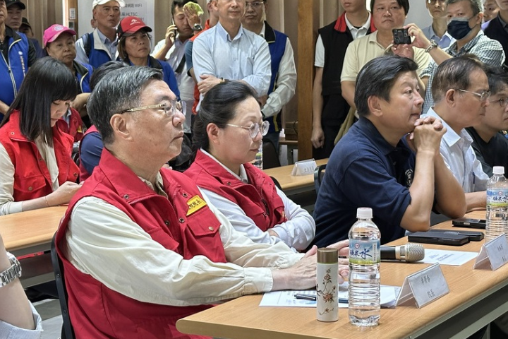 繼24日爆發口角後，行政院長卓榮泰（左一）、花蓮縣長徐榛蔚（左二）與花蓮縣立委傅崐萁（左三）28日再度同框。圖/中央社