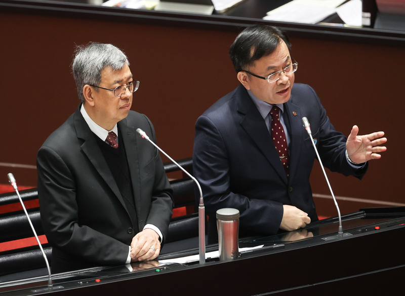 行政院長陳建仁、NCC主委陳耀祥在立法院飽受抨擊。圖/中央社