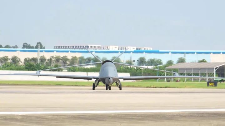 解放軍出動新型無人機飛赴黃岩島周邊空域這型無人機具備高空、高速、長航時的偵察能力,將與多個機場起飛的各型戰機組成空中體系。圖/取自央廣軍事