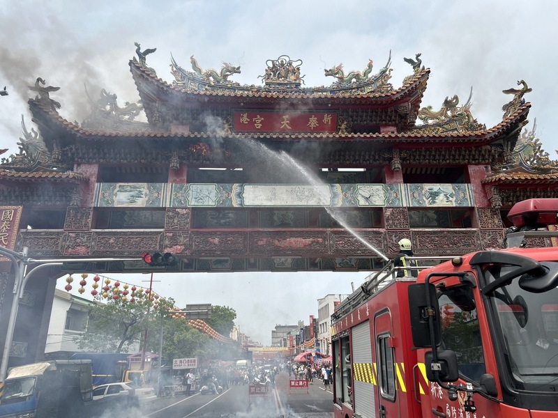 施放鞭炮的火花引燃奉天宮牌樓，成為大甲媽祖繞境的插曲。圖/中央社