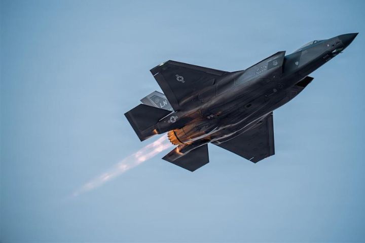 美F-35戰機傳操控異常墜毀　飛行員彈射逃生僅受輕傷