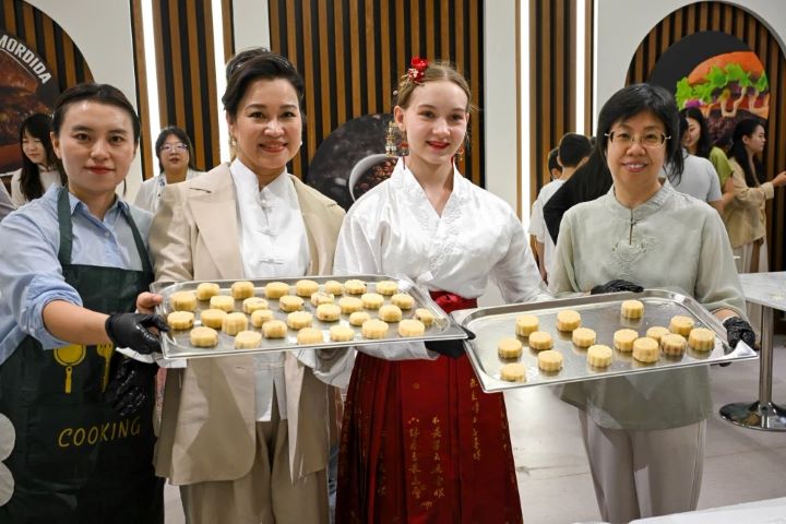  9月24日，烏茲別克國立東方大學孔子學院舉辦迎中秋主題活動，師生展示做好的月餅。圖/取自新華社