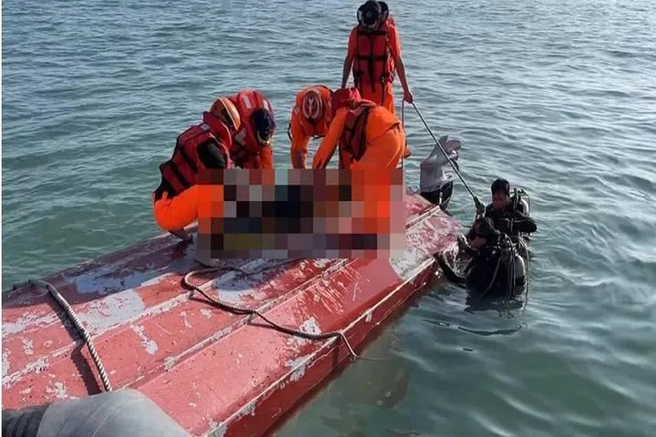 金門海巡人員救起翻赴大陸遊艇上落水的漁民。圖/取自海巡署