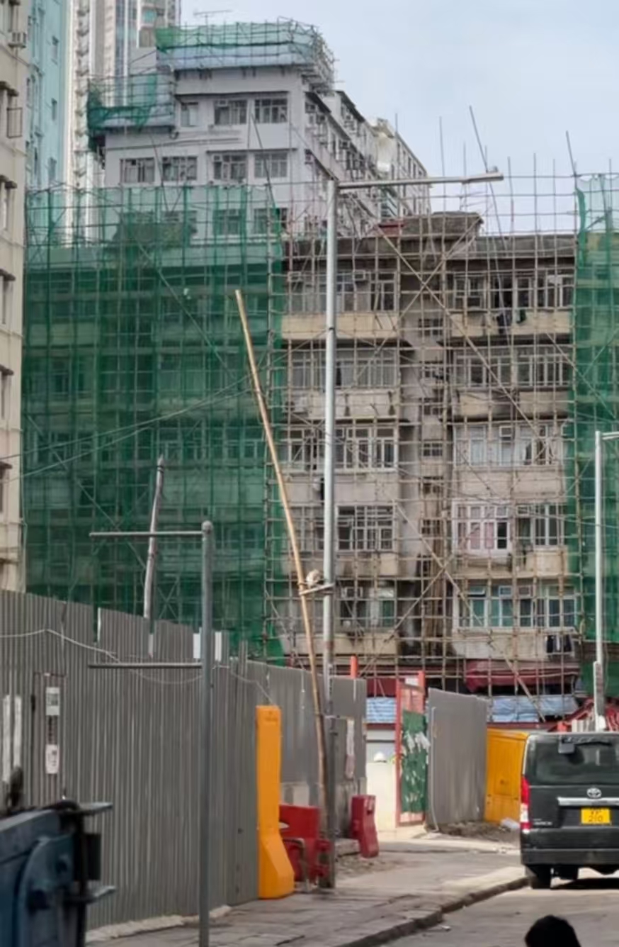 業界人士說,竹棚不是不能用,但重點是要監管。管理不到位如今已列重要事項,不合格的防護網已一個個拆除。圖/取自界面新聞