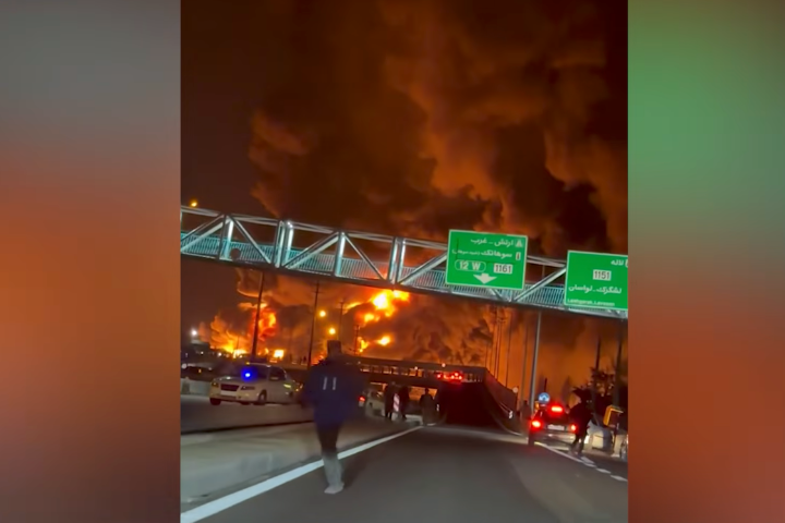 【伊朗危機】以色列首度空襲伊朗石油設施　德黑蘭沖天巨焰宛如末日