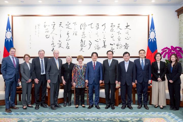 賴清德接見美智庫訪團,外交部長林佳龍、國安會秘書長吳釗燮也在座。圖/取自總統府flickr