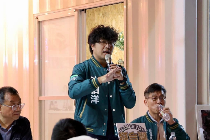 民進黨立委沈伯洋（圖中）先前聲稱收到恐嚇信，有網友好奇詢問進度，卻遭沈伯洋嗆「再問就提告」。圖/取自沈伯洋臉書