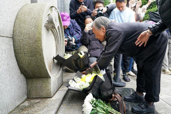 南京大屠殺倖存者夏淑琴在獻花。圖/取自新華社