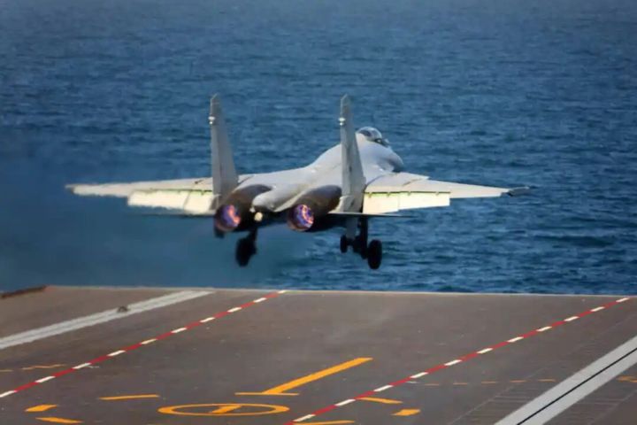 殲-15T艦載戰鬥機在海軍福建艦電磁彈射起飛。這是戰機離艦瞬間。圖/取自環球網