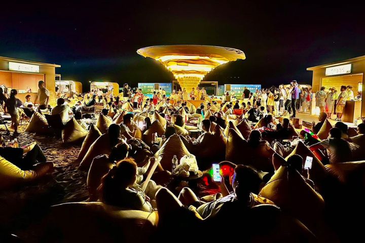 夜色降臨後,沙坡頭每天晚上舉辦營火晚會,遊客圍繞火堆載歌載舞,現場充滿歡樂氣氛。圖/記者陳思豪攝