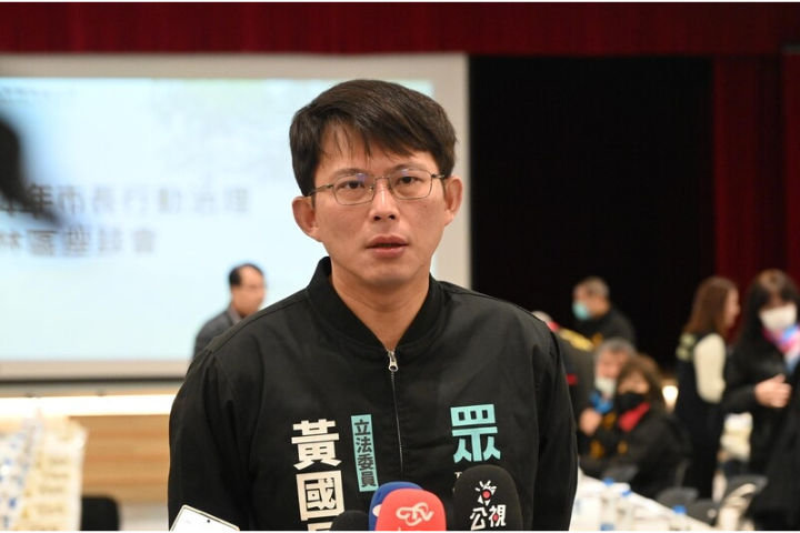 民眾黨立委黃國昌發文酸，高中生的學習歷程登載不實，被撤銷錄取資格，但被認證學歷登載不實的人卻出任英國公使。圖/中央社