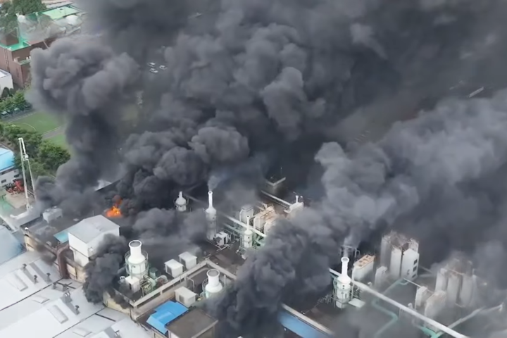 韓國輪胎大廠爆炸崩塌惡火毒煙蔓延　400員工緊急撤離
