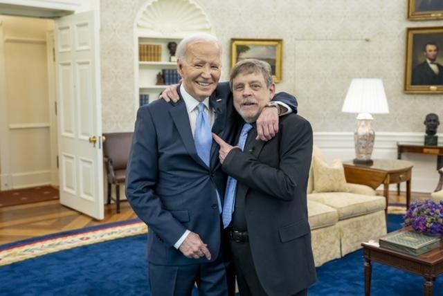 飾演路克天行者一角的演員馬克漢米爾突訪白宮，與美國總統拜登一同出現在橢圓形辦公室。圖/取自Mark Hamill @MarkHamill