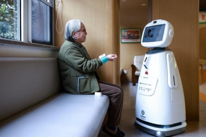 AI照護時代來了！陸養老機器人市場今年衝破百億　陪聊、扶行、監測生命徵象全上陣