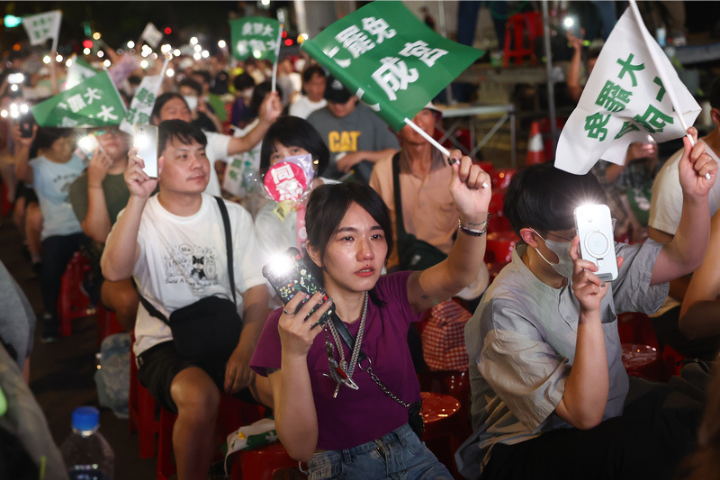 圖為反共護台志工聯盟7月26日在台北濟南路舉行「決戰國會，公民不退」開票之夜。圖/中央社