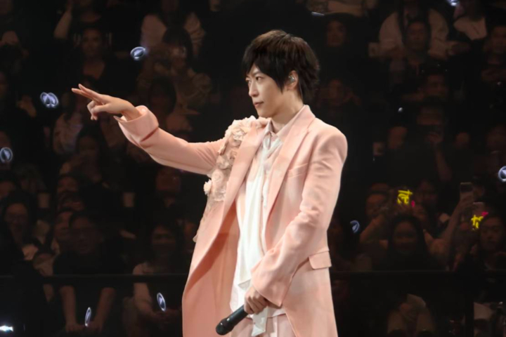 上海演唱會重摔見血！五月天阿信發聲：我腦子沒摔壞