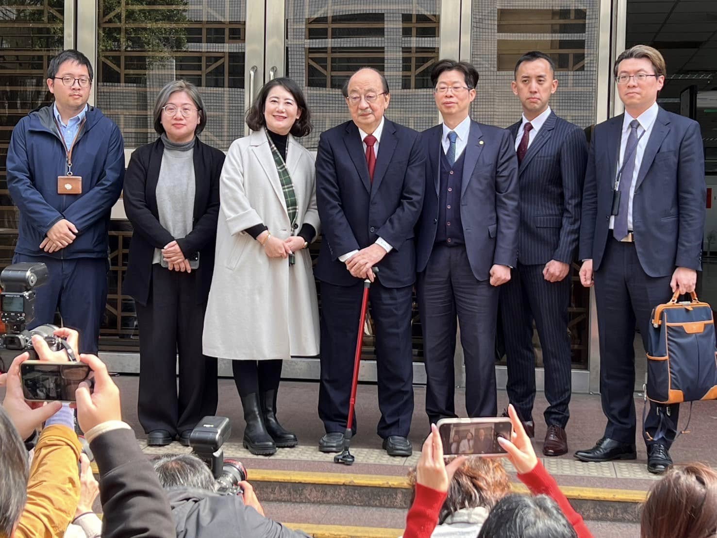 民進黨立法院黨團總召柯建銘（左四）表示，希望大法官能做出暫時處分，凍結《選罷法》新制條文。圖/取自陳培瑜臉書