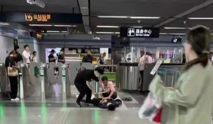 上海地鐵站受害人倒地，正被搶救中。圖/取自網易號•火山詩話