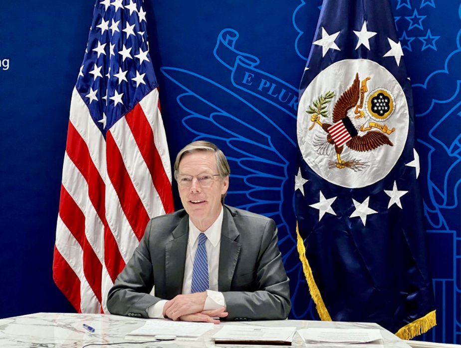 美駐中國大使伯恩斯接受彭博社採訪時反駁中方提出的批評。圖/取自Ambassador Nicholas Burns  @USAmbChina