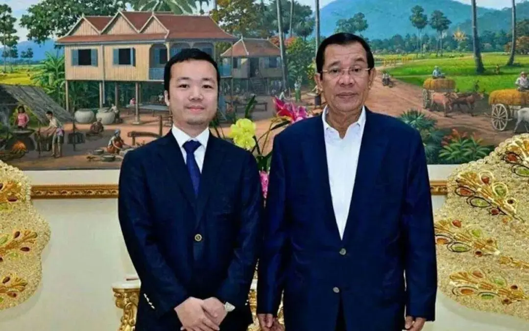 圖為陳志與柬埔寨前總理洪森(右)合影,顯示陳志很能利用政商人脈大賺黑錢。圖/取自搜狐