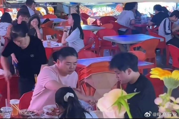京東布局福建？劉強東福州夜市吃蝦喝奶茶　會晤高層同步曝光