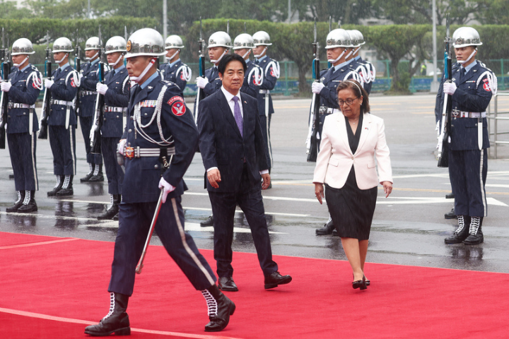 馬紹爾群島共和國總統海妮（前右）日前冒雨進行檢閱三軍樂儀隊，讓外界質疑為何沒有雨備方案。前中為總統賴清德。圖/中央社