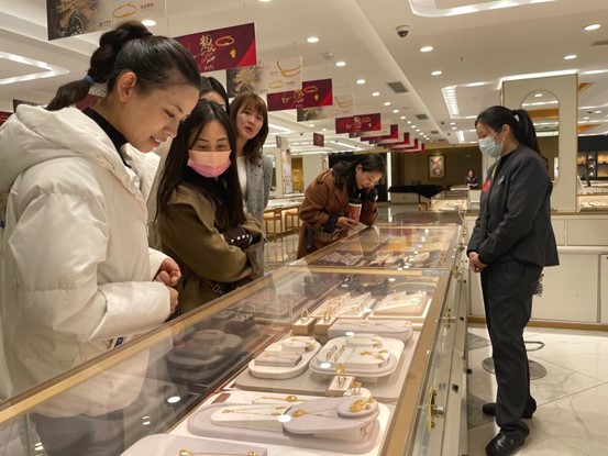 消費者在上海一家金店選購黃金製品。圖/取自新華社