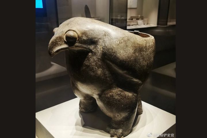 考古學者推測，陶鷹鼎是隨葬禮器，折射出仰韶文化對猛禽的崇拜與「萬物有靈」的信仰。圖/取自藍星鏟史官微博